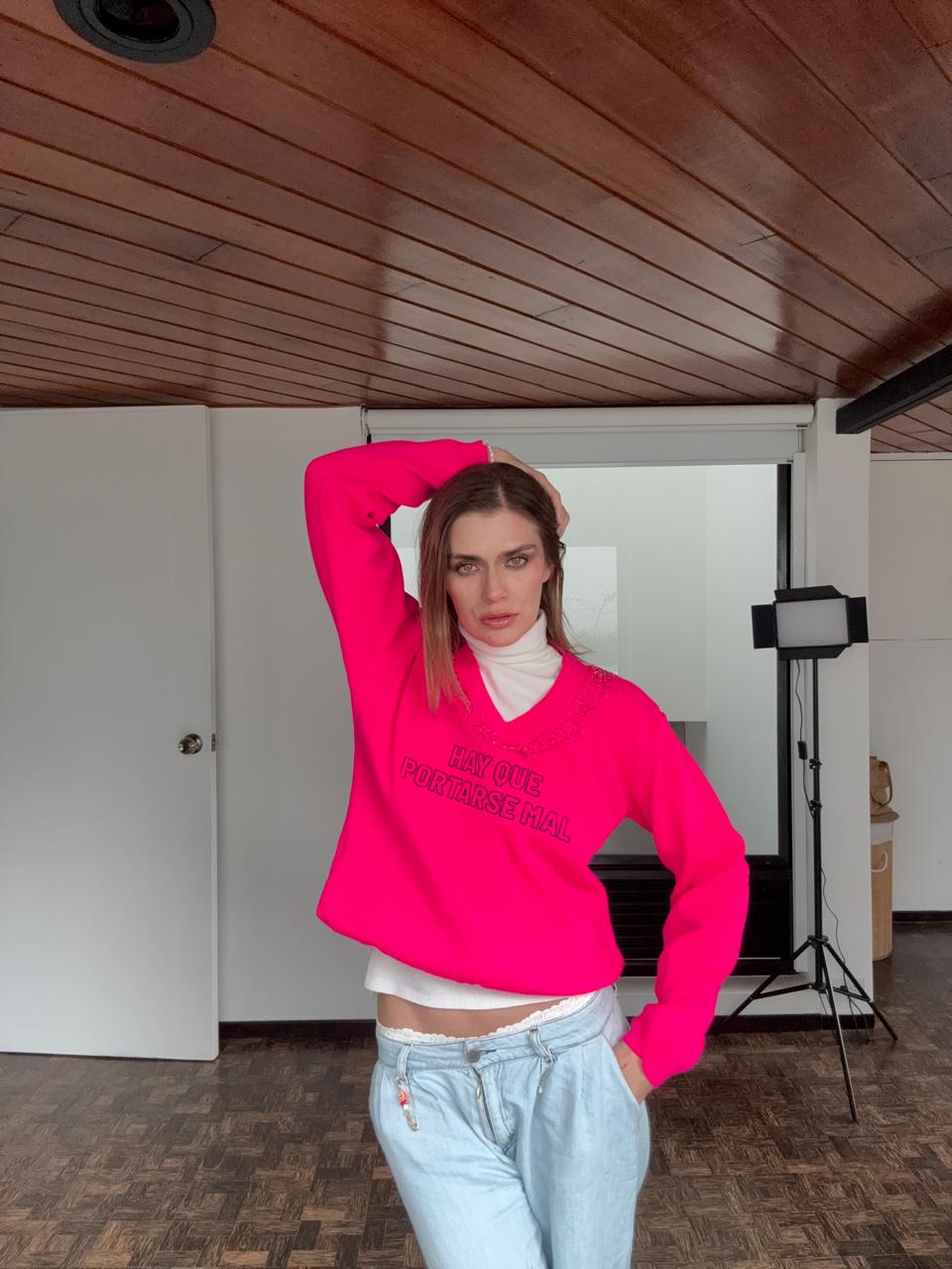 Hay que portarse mal- Fucsia Brillantes en el cuello BORDADO A MANO