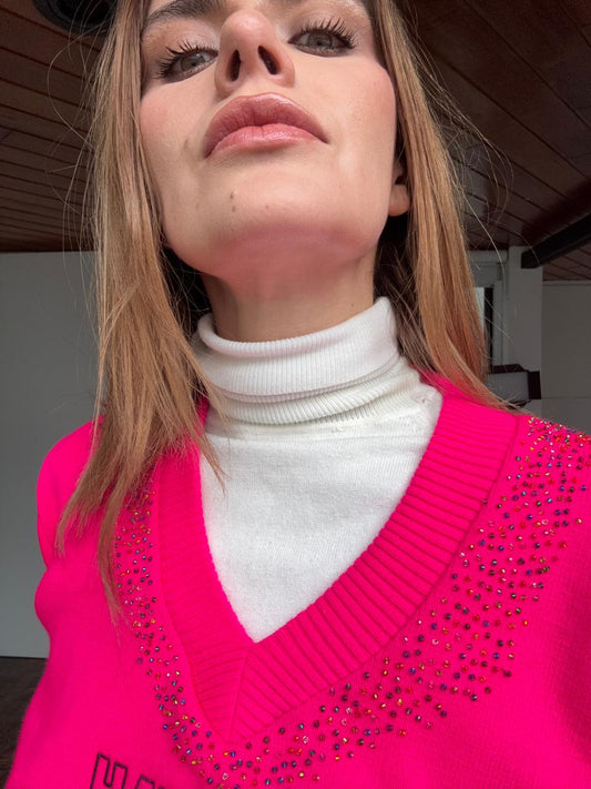 Hay que portarse mal- Fucsia Brillantes en el cuello BORDADO A MANO