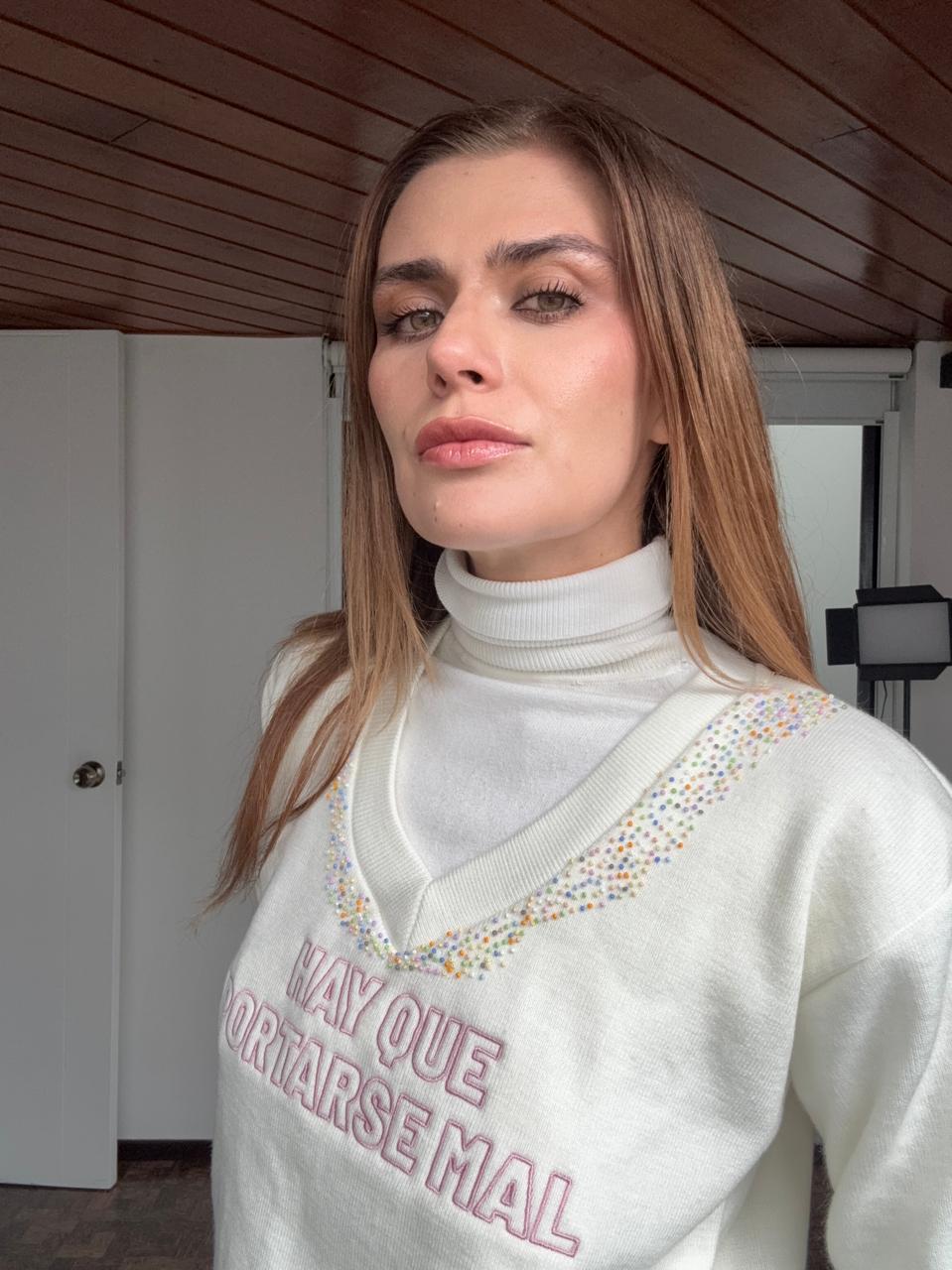 Hay que portarse mal- Beige Brillantes en el cuello BORDADO A MANO
