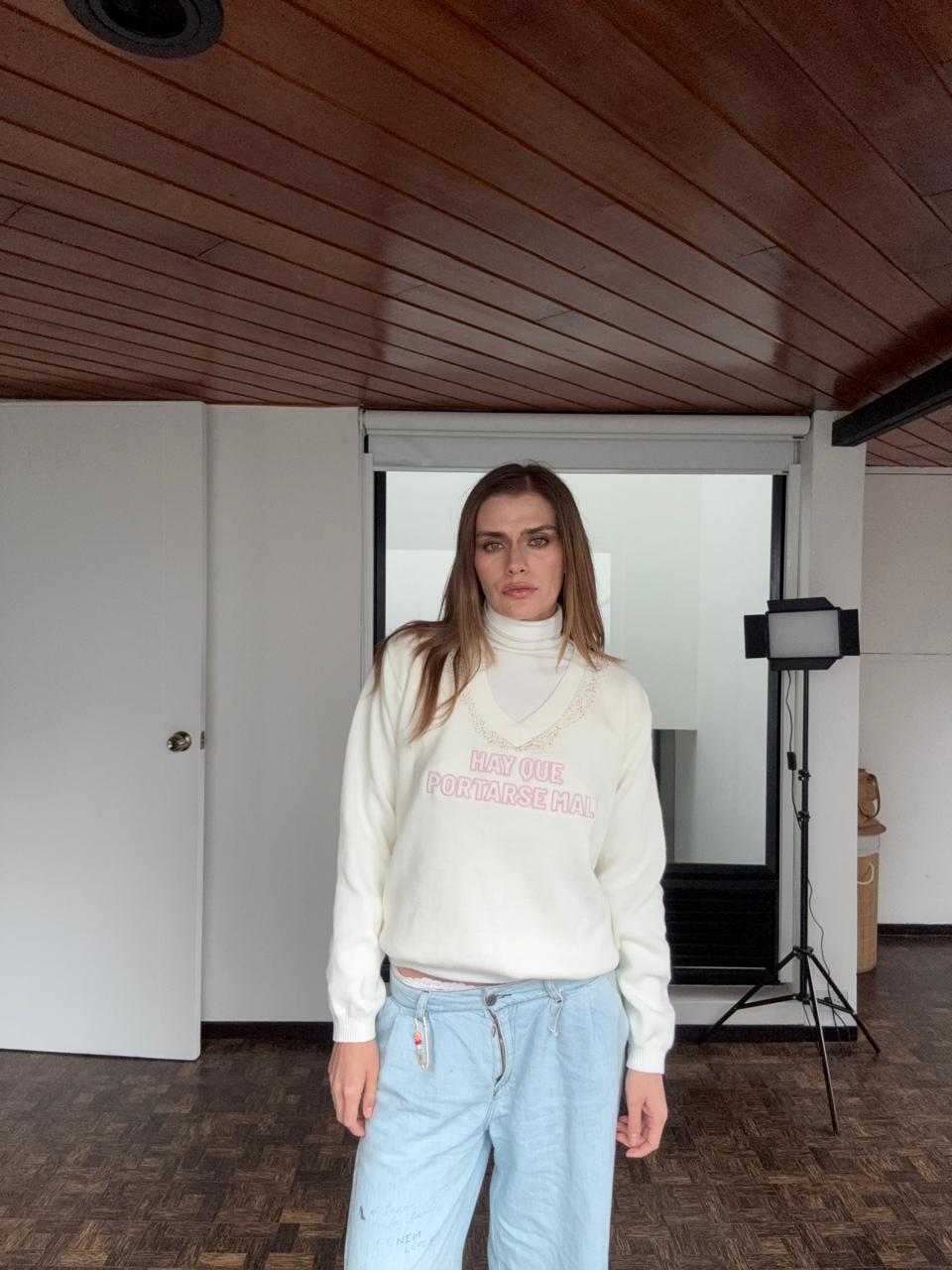 Hay que portarse mal- Beige Brillantes en el cuello BORDADO A MANO