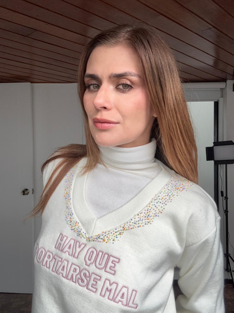 Hay que portarse mal- Beige Brillantes en el cuello BORDADO A MANO