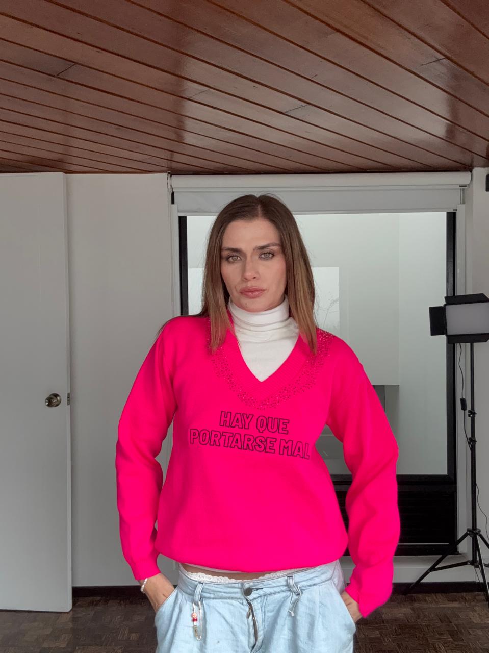 Hay que portarse mal- Fucsia Brillantes en el cuello BORDADO A MANO