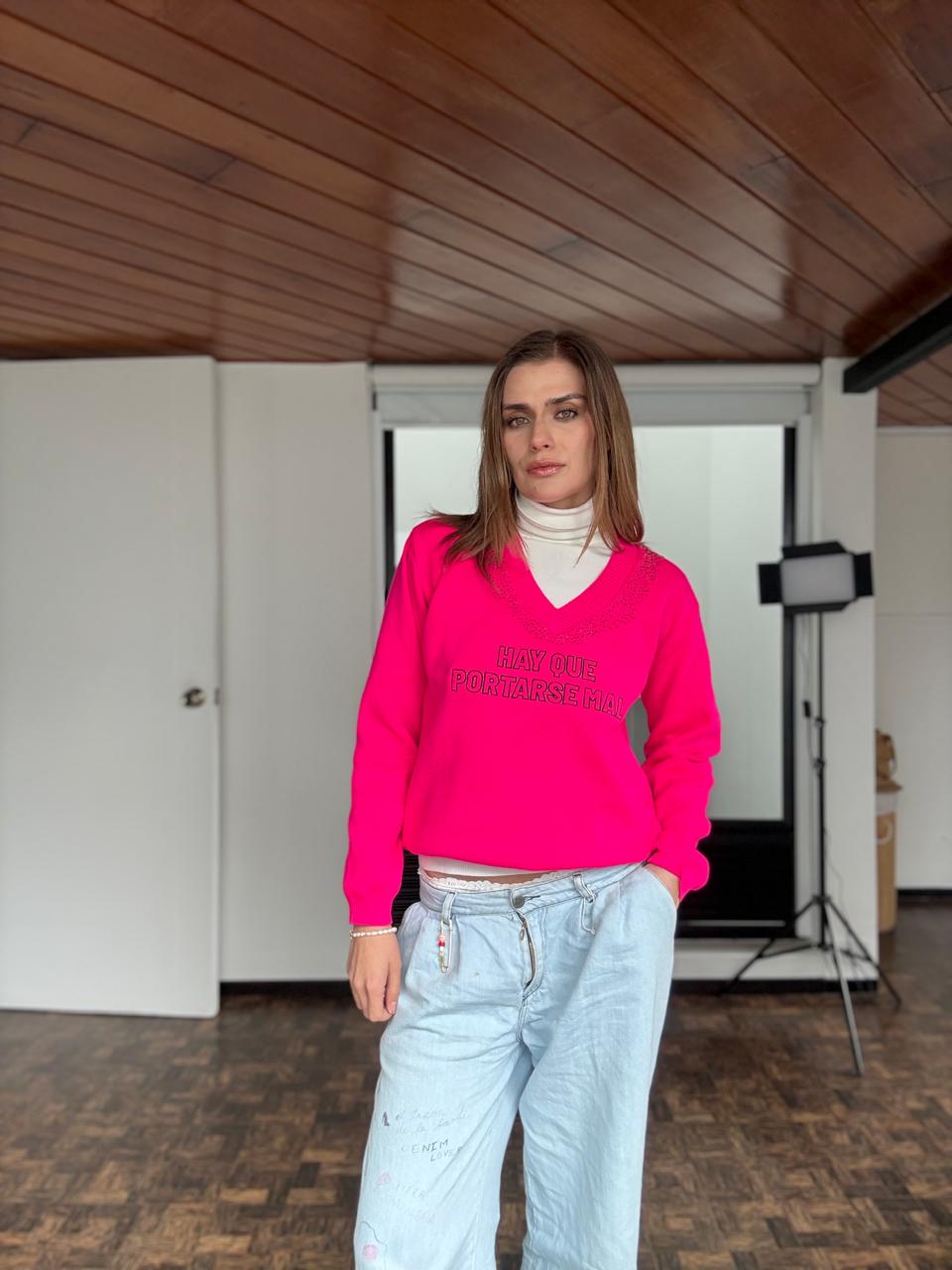 Hay que portarse mal- Fucsia Brillantes en el cuello BORDADO A MANO